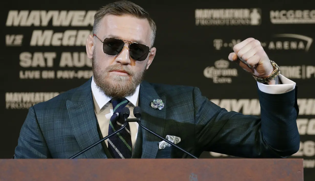 Gaya Conor McGregor memberikan sambutan pada konferensi pers jelang duel melawan Floyd Mayweather Jr. di MGM Grand, Las Vegas, (23/8/2017). (AP/John Locher)