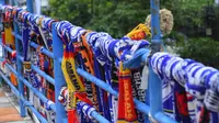 Aremania menggantung syal di sejumlah jembatan layang di Malang, setelah tragedi Kanjuruhan. Foto ini di jembatan layang, Jl Ahmad Yani, Kota Malang, Rabu (5/10/2022). (Bola.com/Iwan Setiawan)