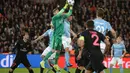 Kiper PSG, Kevin Trapp, mengamankan gawangnya dari serangan pemain Malmo dalam laga Grup A Liga Champions di Stadion Parc des Princes, Paris, Prancis (15/9/2015). (AFP Photo/Jean-Sebastien Evrard)