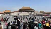 Kota Terlarang atau The Forbidden City yang terletak di jantung Beijing, China dipadati para wisatawan. (Liputan6.com/Winda Nelfira)