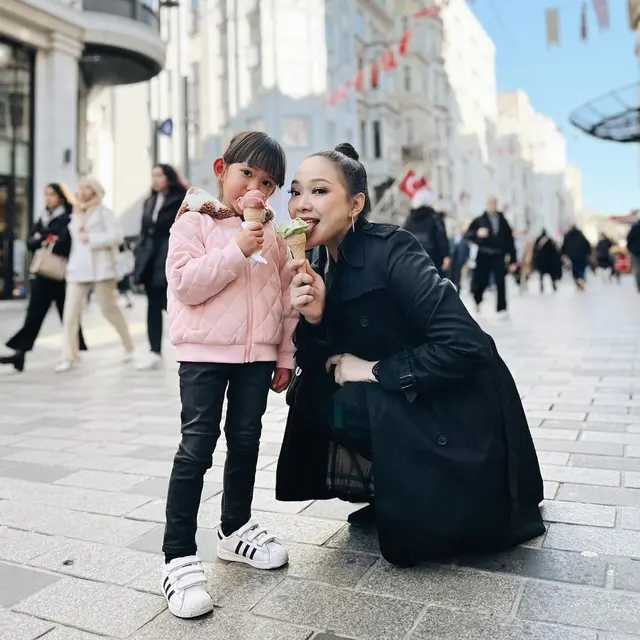 6 Artis Ini Dikaruniai Anak Setahun Setelah Menikah, Buah Hati Jadi Pelengkap