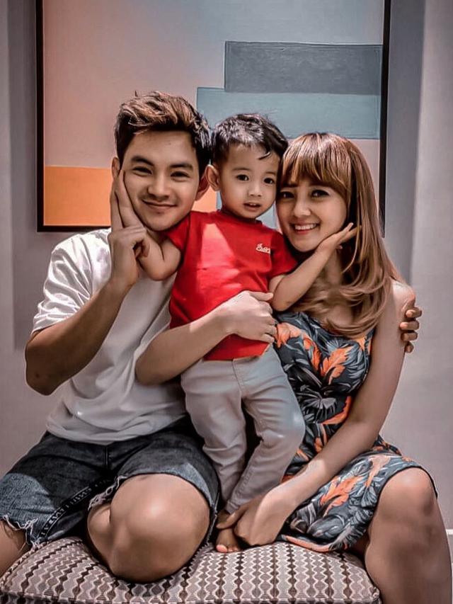 Jarang Terekspos Ini 6 Potret Hangat Keluarga Kecil Aditya Suryo Hot Liputan6 Com