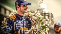 Pebalap cadangan Manor Racing, Alexander Rossi, merayakan keberhasilannya menjuarai Seri Indianapolis 500 pada ajang IndyCar 2016, Minggu (29/5/2016). (IndyCar)