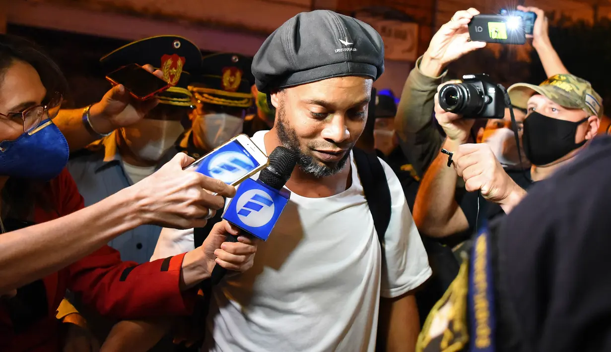 Kabarnya, pengacara Ronaldinho dan Assis harus mengeluarkan biaya besar untuk uang jaminan 1,3 juta bail atau setara 1,6 juta dolar Amerika Serikat (Rp 25,8 miliar) untuk membebaskan kliennya. (AFP/Norberto Duarte)
