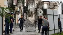 Pemadam kebakaran berada di bangunan perumahan yang menampung kelompok usia lanjut di sebuah desa dekat Kiev, Ukraina, Minggu (29/5). Sedikitnya 17 orang tewas setelah api menghanguskan bangunan yang dihuni oleh 35 orang tersebut. (REUTERS/Gleb Garanich)