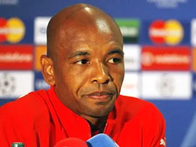 Villarreal's Spanish midfielder Marcos Senna speaks during a press conference at Old Trafford stadium in Manchester on September 16, 2008. AFP PHOTO / PAUL ELLIS 