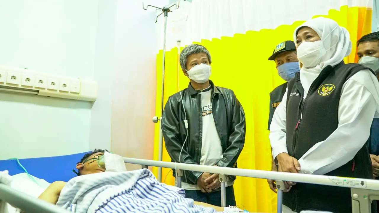 Khofifah saat menjenguk korban tragedi Kanjuran Malang. (Dian Kurniawan/Liputan6.com)