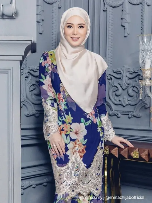 Baju kurung motif floral print, bikin look lebih menarik. Seperti Ayana Moon yang melengkapi penampilannya dengan pashmina nuansa emas. [@xolovelyayana]