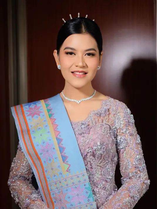 Kahiyang memilih tampil mengenakan kebaya ungu brokat berpayet dari Biyan. Dipadukan selendang baby blue bercorak warna-warni senada dengan kain bawahannya. [@bennusorumba]