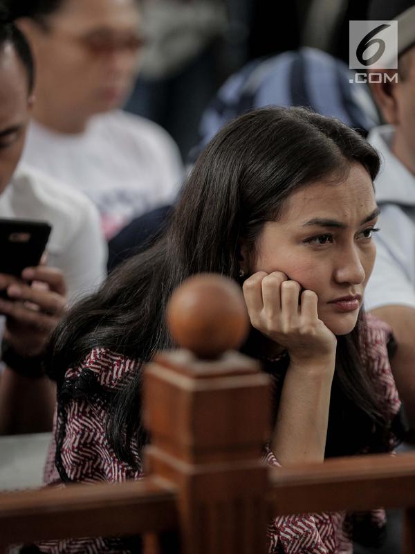 Ekspresi Atiqah Hasiholan saat menghadiri sidang putusan kasus dugaan penyebaran berita bohong atau hoaks dengan terdakwa Ratna Sarumpaet di PN Jakarta Selatan, Kamis (11/7/2019). Atiqah Hasiholan duduk tepat di belakang sang ibunda, Ratna Sarumpaet. (Liputan6.com/Faizal Fanani)