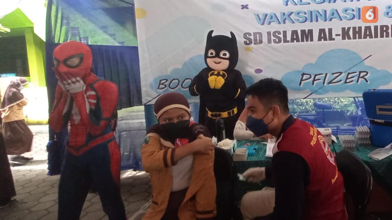 Sosok superhero ikut mendampingi vaksinasi anak di SD Islam Al-Khairiyah Banyuwangi. (Hermawan Arifianto/Liputan6.com)