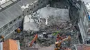 Diketahui, pada Minggu (5/10/2025) malam, tim SAR gabungan juga telah melaporkan progres pembersihan material mencapai 80 persen, dengan jumlah korban meninggal dunia bertambah menjadi 49 orang. (Dicky Bisinglasi/AFP)