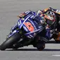 Aksi pebalap Yamaha, Maverick Vinales (tengah) pada balapan MotoGP Grand Prix of the Americas di Austin, Texas, Minggu (23/4/2017).  Vinales sementara menempati peringkat kedua klasemen MotoGP dengan total 60 poin. (AP/Eric Gay)