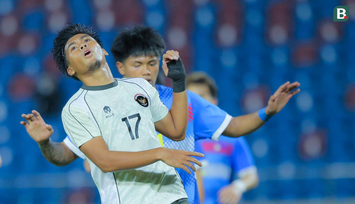 Pemain Timnas Indonesia U-22, Rahmat Arjuna, tampak kecewa setelah gagal mencetak gol ke gawang Timnas Filipina U-22 pada laga Grup C SEA Games 2025 di 700th Anniversary Stadium, Senin (8/12/2025). (Bola.com/Bagaskara Lazuardi)