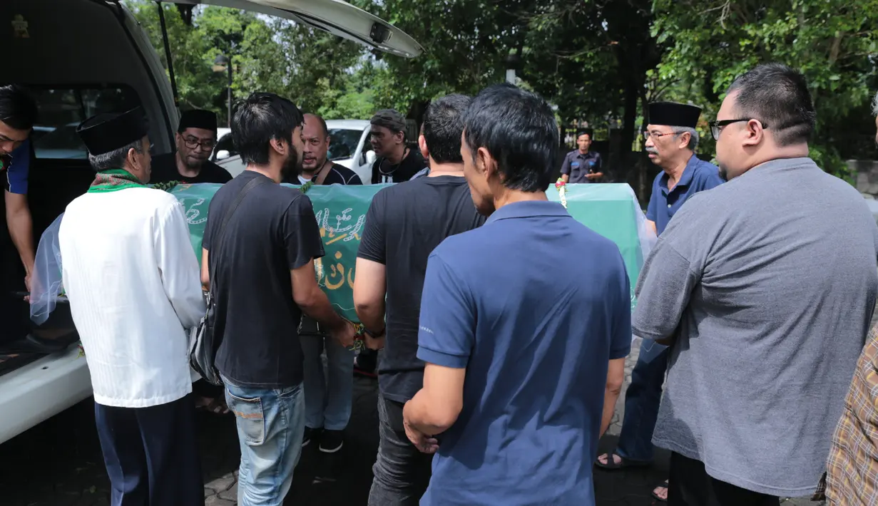 Setelah selesai disalatkan, musisi senior itu akan di antarkan ke peristirahatan terakhirnya di Tempat Pemakaman Umum Karet Bivak, Jakarta, Senin (5/2/2018). (Adrian Putra/Bintang.com)
