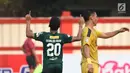 Pemain Persebaya, Osvaldo Haay (kiri)merayakan golnya ke gawang Bhayangkara FC pada lanjutan Go-Jek Liga 1 Indonesia bersama Bukalapak di Lapangan PTIK, Jakarta, Rabu (11/7). Babak pertama, Bhayangkara FC unggul 2-1. (Liputan6.com/Helmi Fthriansyah)