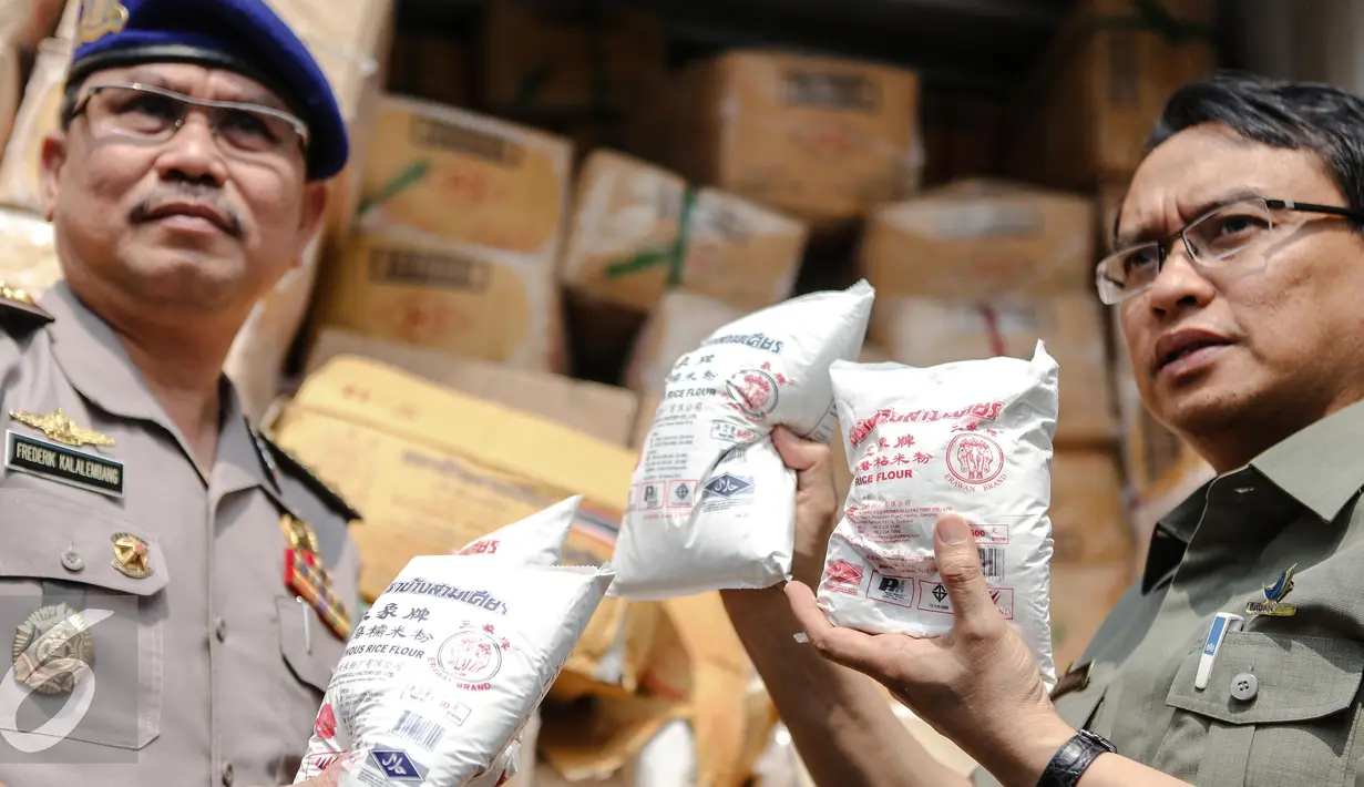 Petugas memperlihatkan produk ilegal di Pelabuhan Tanjung Priok, Jakarta, Senin (6/7/2015). Badan POM RI menyita 8 kontainer produk pertanian dan kosmetik ilegal dengan nilai Rp 13,5 miliar. (Liputan6.com/Faizal Fanani)