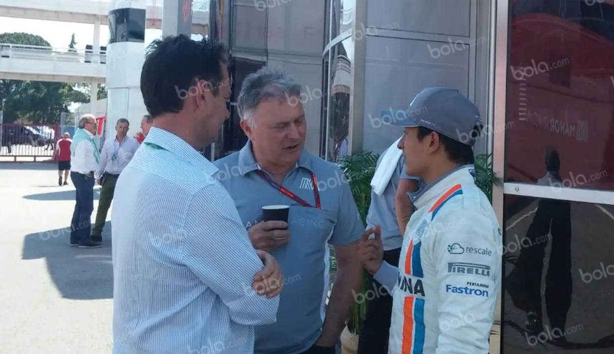 Pebalap Manor Racing asal Indonesia, Rio Haryanto, berdiskusi dengan manajernya, Piers Hunnisett (kiri), dan seorang kru Manor Racing seusai balapan F1 GP Spanyol di Sirkuit Catalunya, Spanyol, Minggu (15/5/2016). (Bola.com/Reza Khomaini)