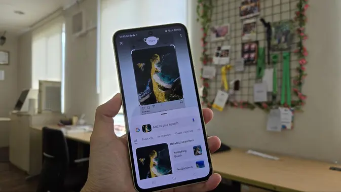 Menggunakan Circle to Search di Galaxy A55 untuk mendapatkan inspirasi liburan akhir tahun (Liputan6.com/ Agustin Setyo Wardani)
