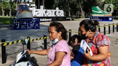 Warga melintas di samping instalasi karya seni kreasi pelaku ekonomi kreatif di Lapangan Banteng, Jakarta, Jumat (17/9/2021). Pemprov DKI memfasilitasi pemasangan instalasi karya seni kreasi pelaku ekonomi kreatif di sejumlah ruang publik Ibu Kota. (Liputan6.com/Johan Tallo)