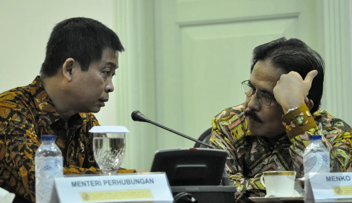 Menhub Ignasius Jonan (kiri) dan Menko Perekonomian Sofyan Djalil  saat menghadiri rapat terbatas di Istana Kepresidenan, Jakarta, Rabu (1/4/2015). Rapat membahas tentang pengelolaan moda transportasi massal. (Liputan6.com/Faizal Fanani)