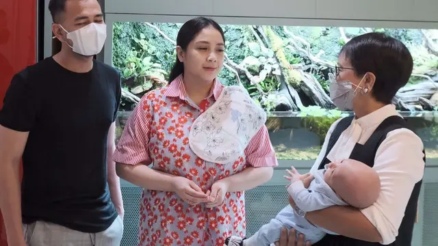 5 Potret Menlu Retno Marsudi Jenguk Anak Kedua Raffi Ahmad, Ajak Sang Cucu