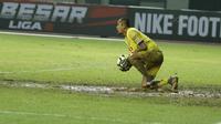 Kiper Kalteng Putra FC, Galih Sudaryono, saat pertandingan melawan Persis Solo pada laga Liga 2 di Stadion Patriot, Bekasi, Senin (13/11/2017). Persis Solo kalah 0-1 dari Kalteng Putra FC. (Bola.com/M Iqbal Ichsan)