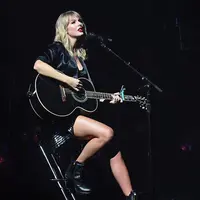 Pemilik nama lengkap Taylor Alison Swift ini mengenakan baju hitam yang dipadukan dengan boots berwarna senada di salah satu konsernya pada September lalu. (Liputan6.com/IG/@taylorswift)
