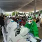 Tim Medical Badan Inteligen Negara (BIN) menggelar lakukan rapid test di Kota Tangerang, Rabu (15/7/2020). (Liputan6.com/ Pramita Tristiawati)