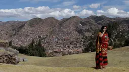 Aktor David Ancca yang berperan sebagai Kaisar Inca berbicara melalui ponselnya sebelum melakukan ritual "Inti Raymi" di reruntuhan Saqsaywaman di Cuzco, Peru (24/6). Ritual ini juga untuk menghormati dewa matahari kuno yaitu Inti. (AP/Martin Mejia)