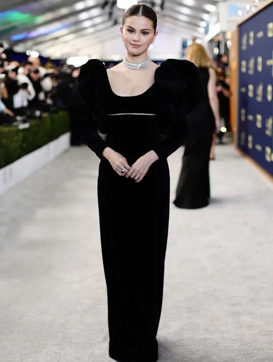 Selena Gomez juga tampil tidak kalah memukau di red carpet SAG Awards dengan balutan gaun hitam rancangan Oscar de la Renta. Tampilannya dilengkapi dengan kalung berlian yang dramatis dan pita di rambutnya.