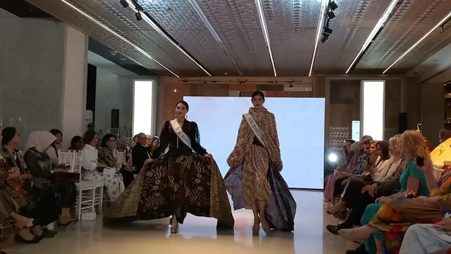 Suasana sesi peragaan busana dalam Pesona Kriya Pupuk Indonesia 2024 yang digelar di Jakarta dari 26 hingga 28 Februari 2024. (Foto: Dok. Istimewa)