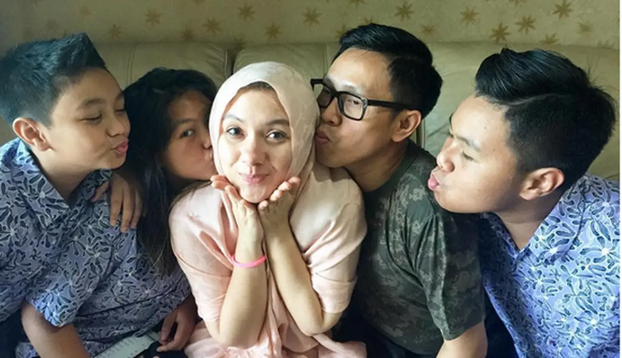 Tidak mudah mempertahankan rumah tangga. Banyak juga yang usia pernikahannya telah mencapai puluhan tahun harus kandas. Lantas seperti cara Eko Patrio membangun rumah tangga harmonis bersama Viona Rosalina. (Instagram/ekopatriosuper)