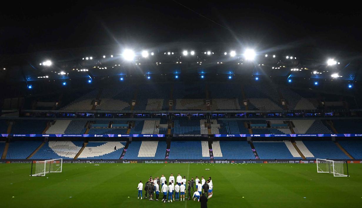 Pertandingan akan berlangsung di Etihad Stadium pada Selasa 17 Maret 2026 waktu setempat atau Rabu (18/3/2026) dini hari WIB. Tampak dalam foto, para pemain Real Madrid mengikuti sesi latihan tim di Etihad Stadium, Manchester, barat laut Inggris, pada 16 Maret 2026. (Paul ELLIS/AFP)
