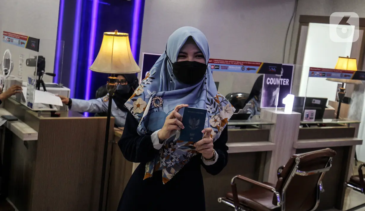 Warga menunjukkan paspor Republik Indonesia (RI) di Kantor Imigrasi Kelas 1 Non TPI Jakarta Timur, Jakarta, Jumat (14/10/2022). Sesuai Peraturan Menteri Hukum dan HAM RI Nomor 18/2022 mulai 12 Oktober 2022 masa berlaku paspor biasa paling lama 10 tahun untuk semua jenis permohonan yang telah berusia 17 tahun atau sudah menikah. (Liputan6.com/Johan Tallo)
