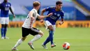 Bek Leicester City, James Justin berebut bola dengan pemain Sheffield United, Ben Osborn dalam lanjutan Liga Inggris pekan ke-36 di Stadion King Power, Kamis (16/7/2020). Leicester City sukses menggulung tamunya, Sheffield United dengan skor 2-0. (Cath Ivill/Pool via AP)