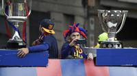 Pemain Barcelona, Andres Iniesta mengambil gambar fans saat mengikuti parade juara di  Barcelona, (30/4/2018). Gelar La Liga 2017-2018 meruapakan yang ke-25 bagi tim Catalan tersebut. (AFP/Lluis Gene)