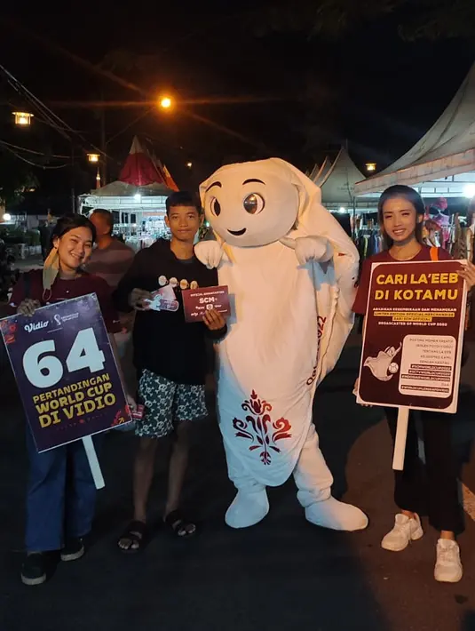 Maskot Piala Dunia 2022, La'eeb berfoto bersama warga saat mengunjungi Night Market Sriwedari, Kota Solo, Sabtu (29/10/2022).  Sebelumnya, La'eeb sudah mengunjungi Pasar Gede, Masjid Agung, Pasar Klewer, Alun-alun kidul surakarta, Balekota solo, Stadion Manahan, dan Plasa singosaren. (FOTO: Dok. SCM)