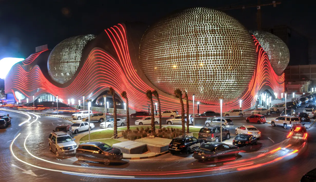 Sebuah mal menyala merah untuk menandai Hari Inklusi di Kuwait City, Kuwait, Jumat (20/7). (Stringer/Light Up For Inclusion/AFP-Services)