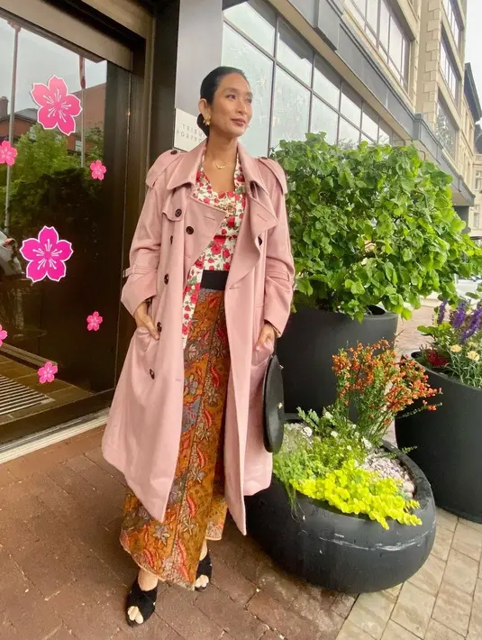 Kebaya kutubaru dengan motif bunga bikin tampilan klasik. Trench coat berwarna soft pink jadi sentuhan modern yang bisa ditiru [@happysalma]
