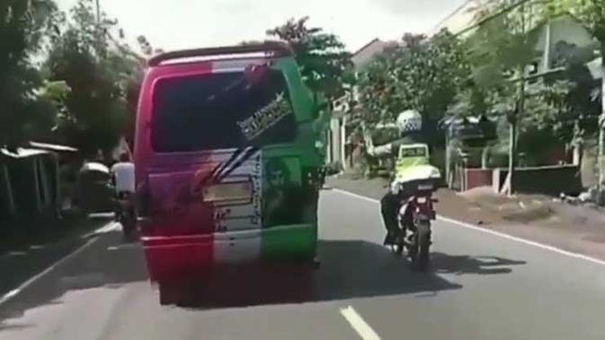 Polisi Ditabrak Minibus Saat Mau Diperiksa (IG Baliviral)