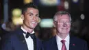 Pemain Real Madrid, Cristiano Ronaldo foto bersama mantan pelatihnya di Manchester United, Sir Alex Ferguson pada pemutaran perdana film "Ronaldo" di Leicester Square, Inggris, Senin (9/11/2015). (AFP Photo/Jack Taylor)