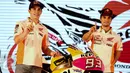 Dua pembalap MotoGP, Marc Marquez bersama Dani Pedrosa berpose di samping moto GP 2017 RC213V yang resmi diluncurkan  di Jakarta, Jumat (3/2). Motor tersebut terinspirasi dari motor balap Honda di MotoGP. (Liputan6.com/Faizal Fanani)