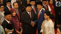 Menteri Pertahanan, Prabowo Subianto mendapat ucapan selamat dari Presiden Joko Widodo (Jokowi) didampingi Ibu Negara Iriana seusai pelantikan Kabinet Indonesia Maju di Istana Negara, Jakarta, Rabu (23/10/2019). (Liputan6.com/Angga Yuniar)