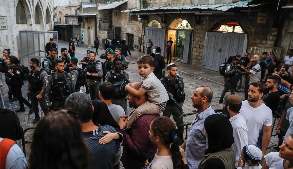 Pasukan Israel menutup paksa kompleks Masjid Al-Aqsa di Kota Tua Yerusalem, Jumat (17/8). Menurut media lokal Palestina, jemaah dipaksa keluar dari kompleks oleh polisi dan tentara Israel, yang kemudian menutup gerbang ke Kota Tua. (AFP/Ahmad GHARABLI)