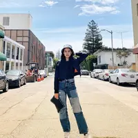 Maudy Ayunda tampil dengan atasan hitam dari jaket crop dan tshirt hitamnya. Dipadukan denim dengan patch yang unik. (@maudyayunda)