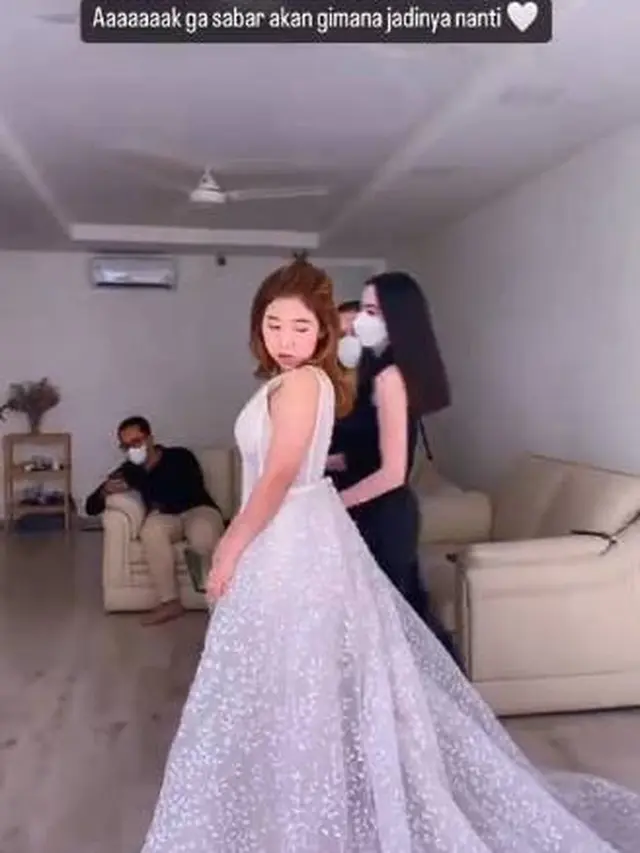 7 Momen Kiky Saputri Fitting Baju Pengantin, Tampil Menawan dengan Gaun Putih