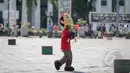 Seorang dengan mengunakan pakaian badut karakter film kartun di Taman Fatahillah, Jakarta, Rabu (6/5/2015). Tiap harinya seorang badut bisa mengantongi uang Rp 50 ribu hingga Rp 150 ribu. (Liputan6.com/Faizal Fanani)