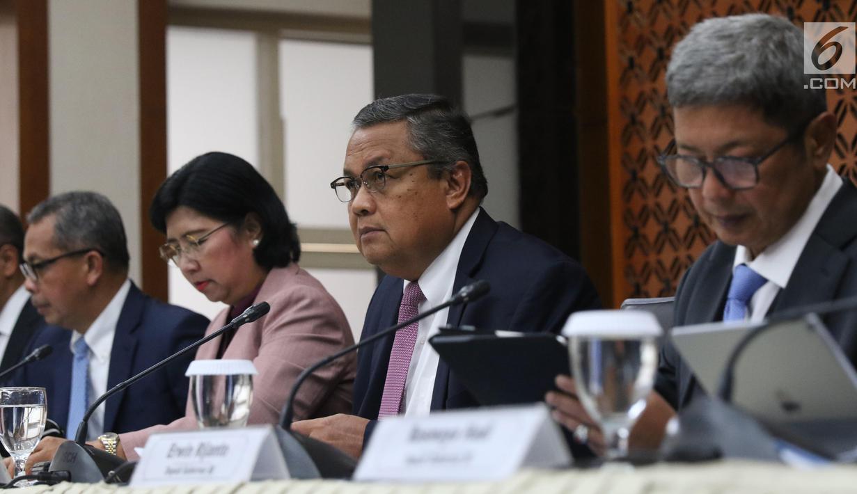 Gubernur BI Perry Warjiyo (dua kanan) memberi keterangan pers hasil Rapat Dewan Gubernur di Kantor BI, Jakarta, Kamis (19/9/2019). Bank Indonesia menurunkan suku bunga acuan BI 7 Days Reverse Repo Rate (BI7DRRR) sebesar 25 basis poin (bps) menjadi 5,25 persen. (Liputan6.com/Angga Yuniar)