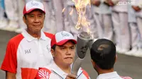 Ketua Inasgoc Erick Thohir saat menyalakan api obor Asian Games 2018 ke Presiden Joko Widodo sebelum upacara penurunan Bendera Merah Putih di Istana Negara Jakarta, Jumat (17/8). (Liputan6.com/Pool/Eko)